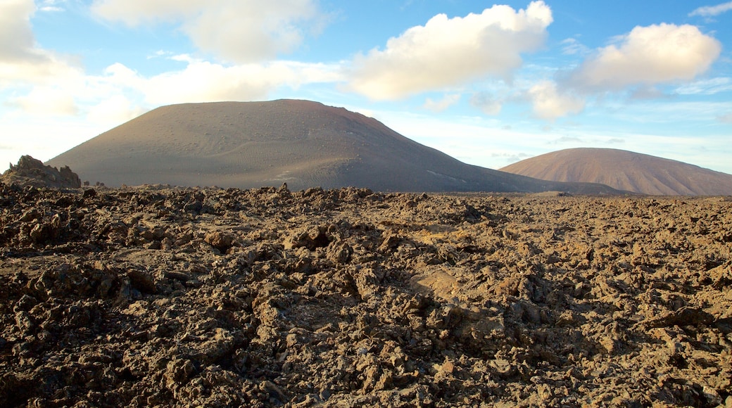 Timanfaya, nationalpark som visar berg, öknar och stillsam natur