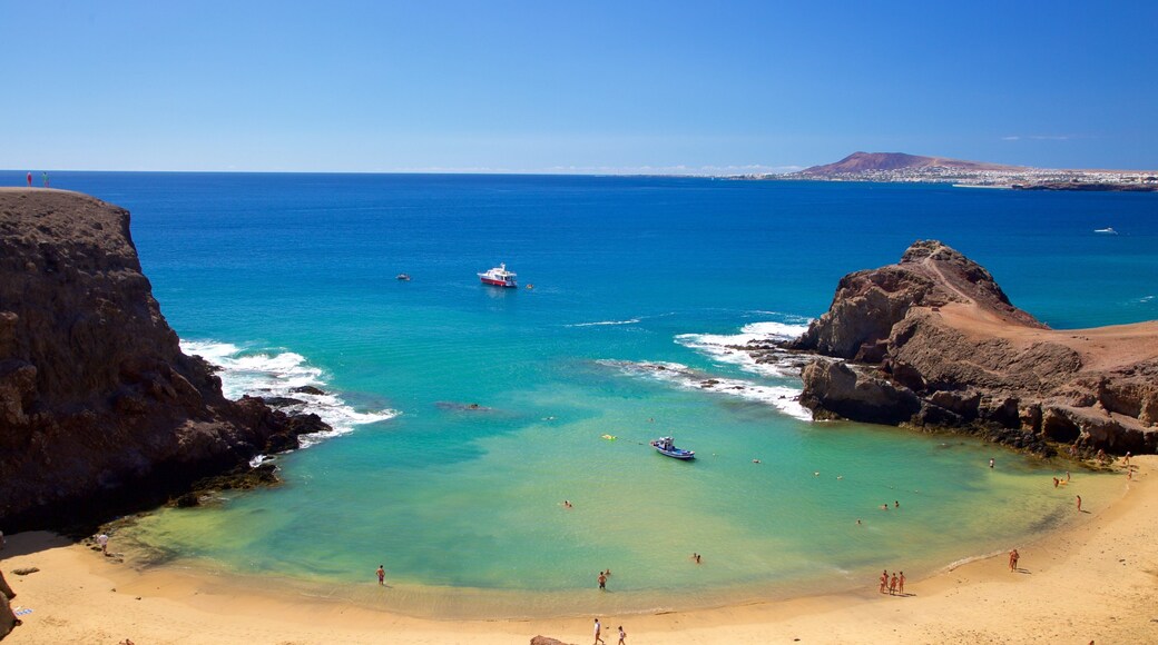 鸚鵡海灘 呈现出 綜覽海岸風景, 多岩石的海岸線 和 划船