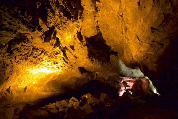 Cueva de los Verdes showing caves