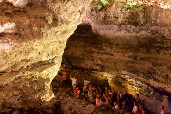 Cueva de los Verdes mit einem Höhlen sowie groĂe Menschengruppe