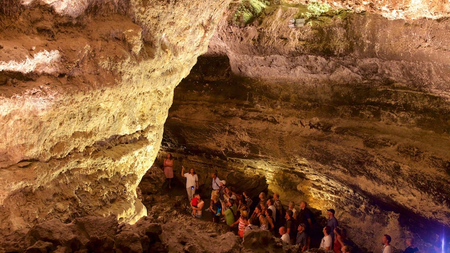 Cueva de los Verdes showing caves as well as a large group of people