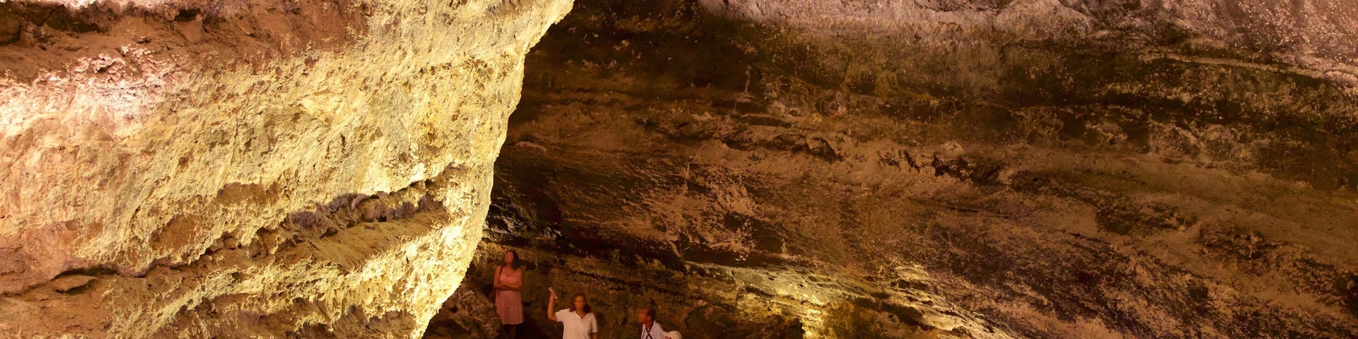 Cueva de los Verdes que inclui cavernas assim como um grande grupo de pessoas