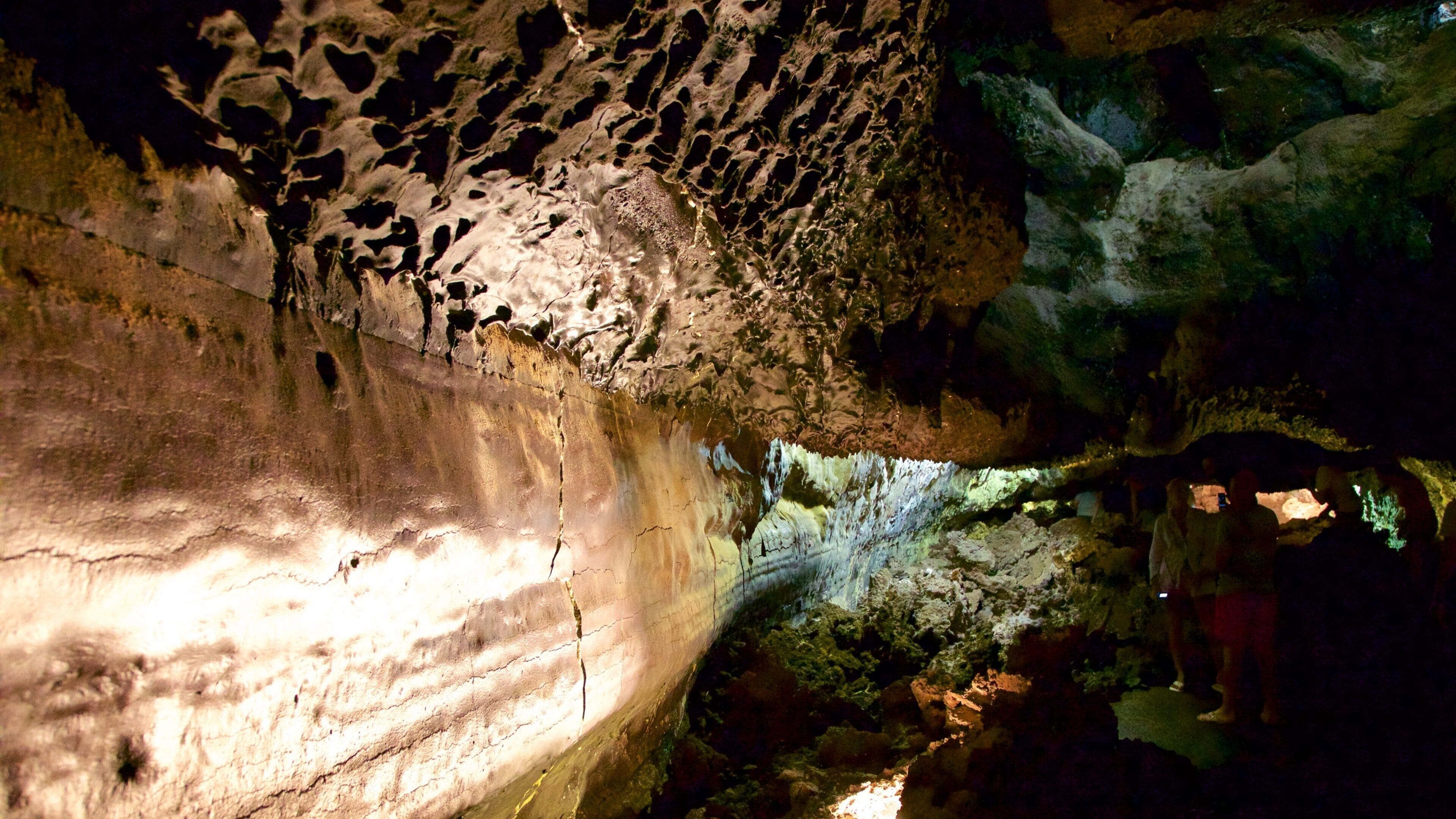 Cueva de los Verdes mostrando cuevas