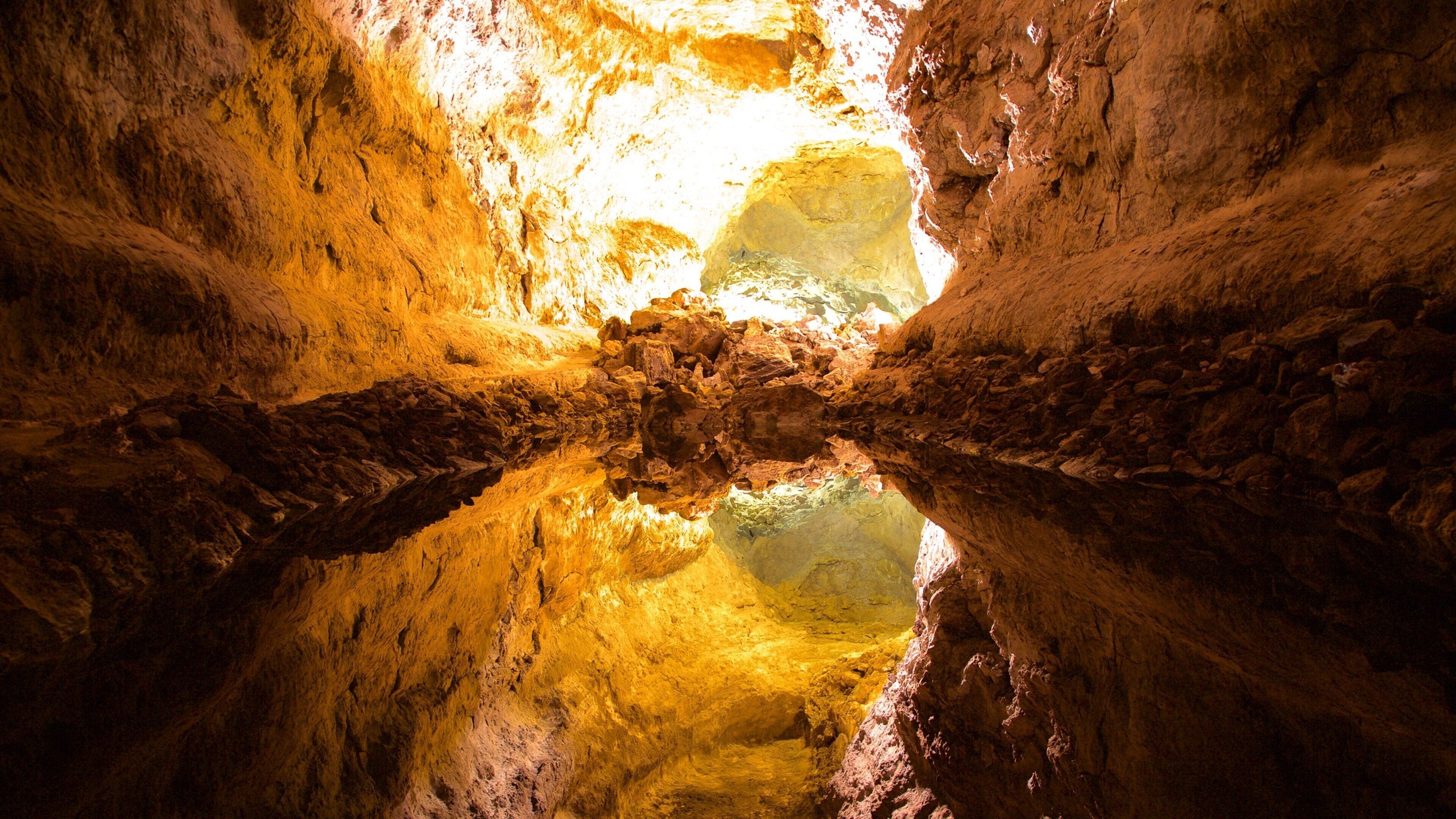 Cueva de los Verdes som inkluderar grottor