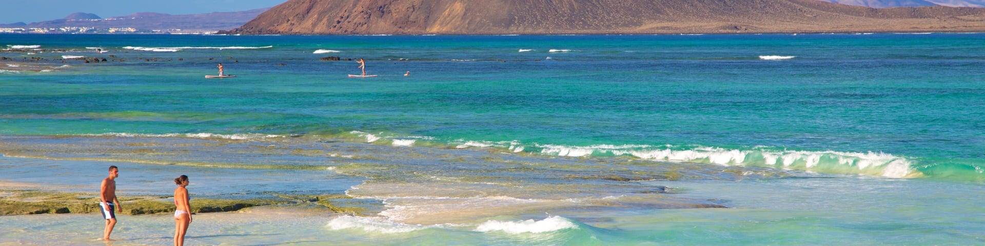 Corralejo Strand mit einem Berge, Schwimmen und Strand
