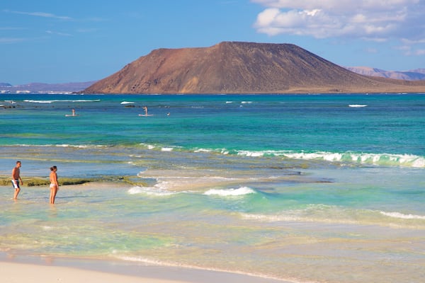 Corralejo Strand mit einem Berge, Schwimmen und Strand