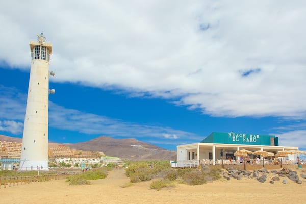 Phare de Jandia mettant en vedette ville côtière, plage et phare