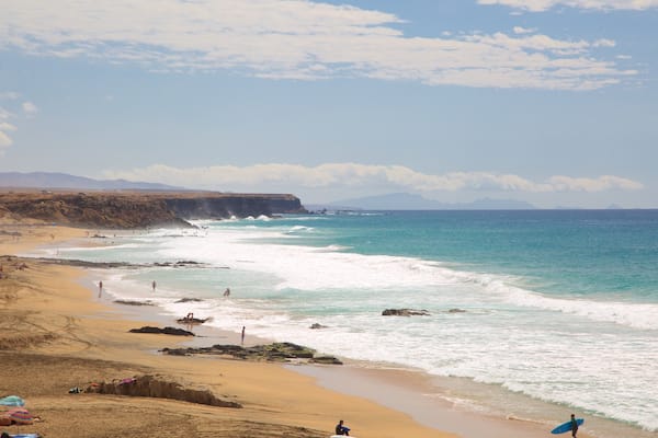 Cotillo Strand mit einem schroffe Küste, Sandstrand und allgemeine Küstenansicht
