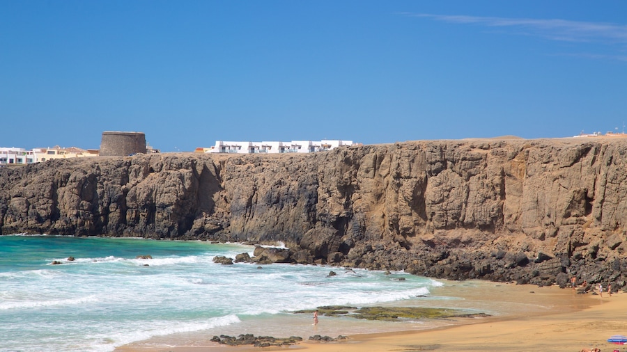 Strand Cotillo bevat rotsachtige kustlijn, algemene kustgezichten en een zandstrand