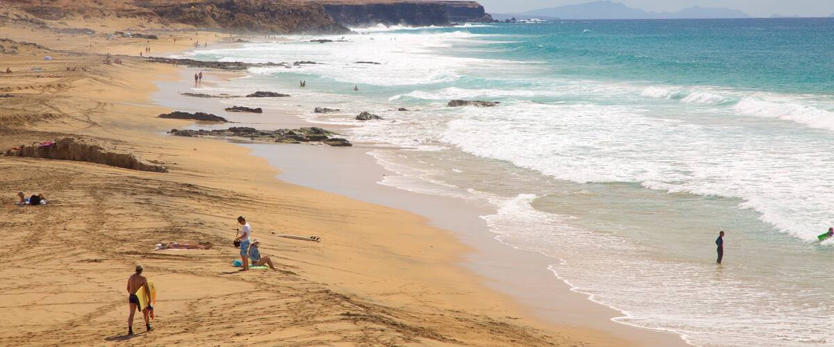 Playa del Cotillo mostrando vistas de una costa, una playa de arena y litoral rocoso