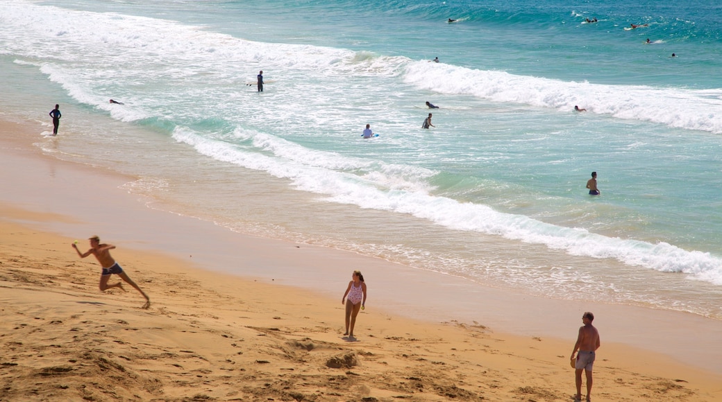 Playa del Cotillo mostrando olas, vista general a la costa y una playa de arena