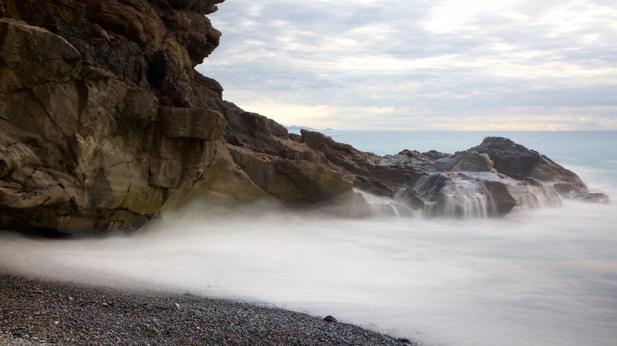Praia Ajuy mostrando litoral rochoso, neblina e paisagens litorĂąneas