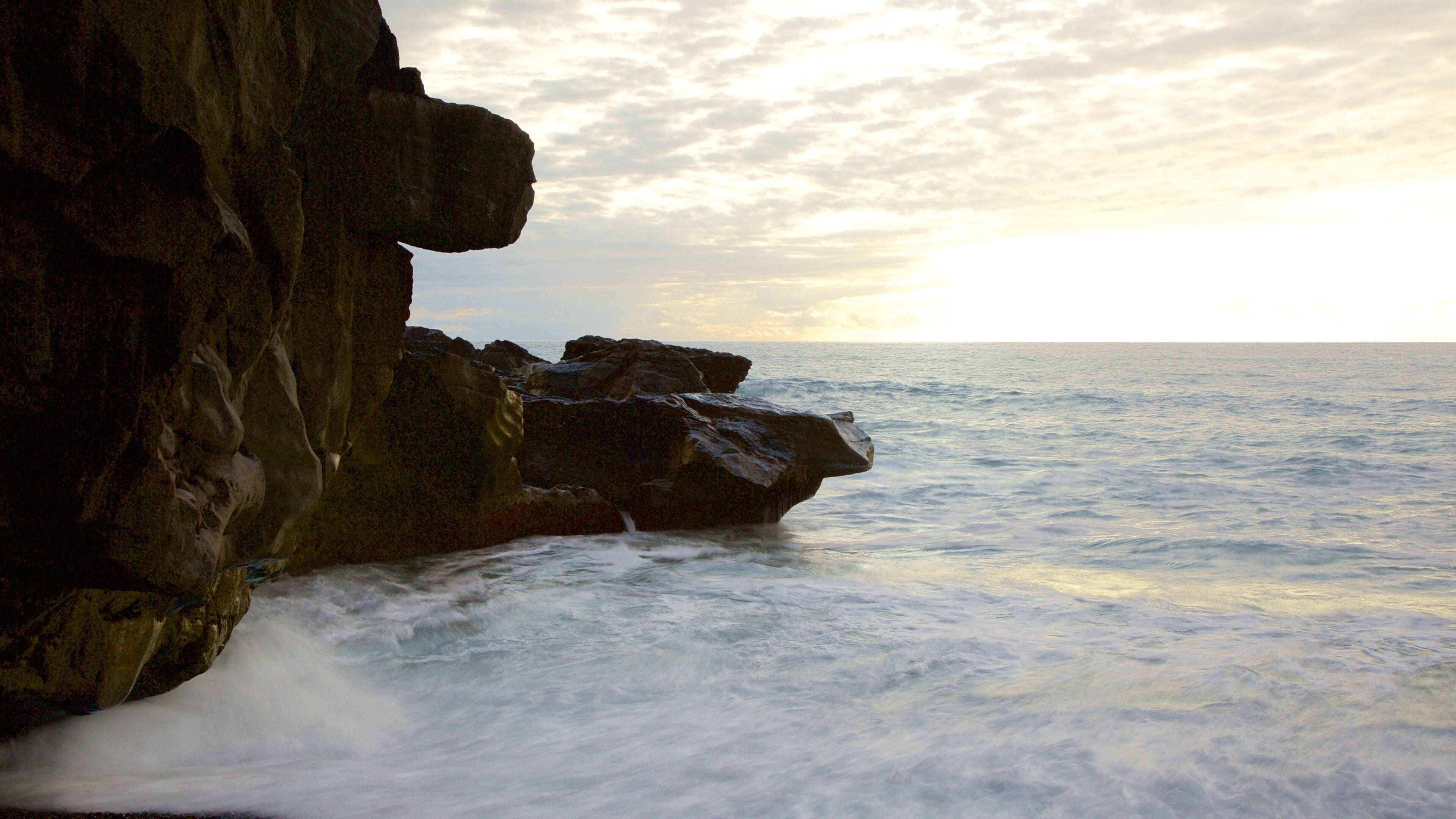 Strand Ajuy toont algemene kustgezichten, rotsachtige kustlijn en een zonsondergang