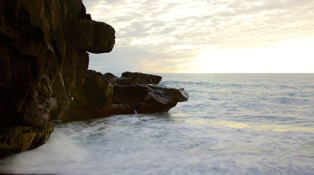 Strand Ajuy toont algemene kustgezichten, rotsachtige kustlijn en een zonsondergang