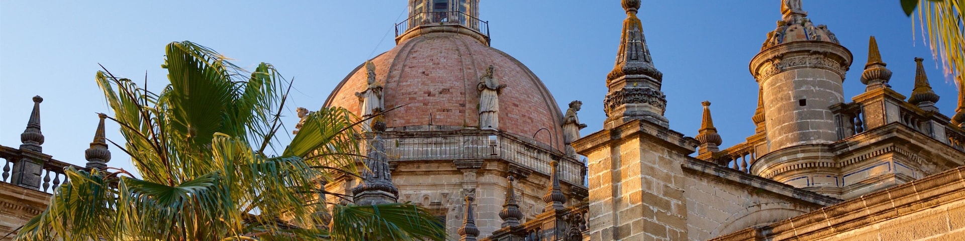 Catedral de Jerez que incluye un atardecer, una iglesia o catedral y elementos patrimoniales