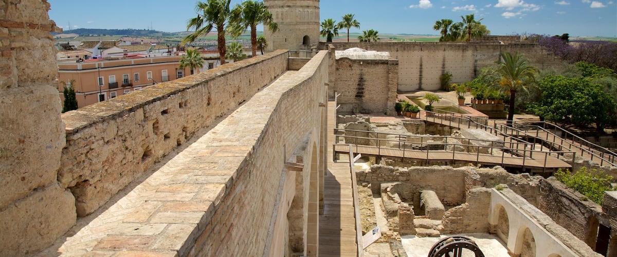 Alcazar-trÀdgÄrdarna presenterar ett slott och historiska element