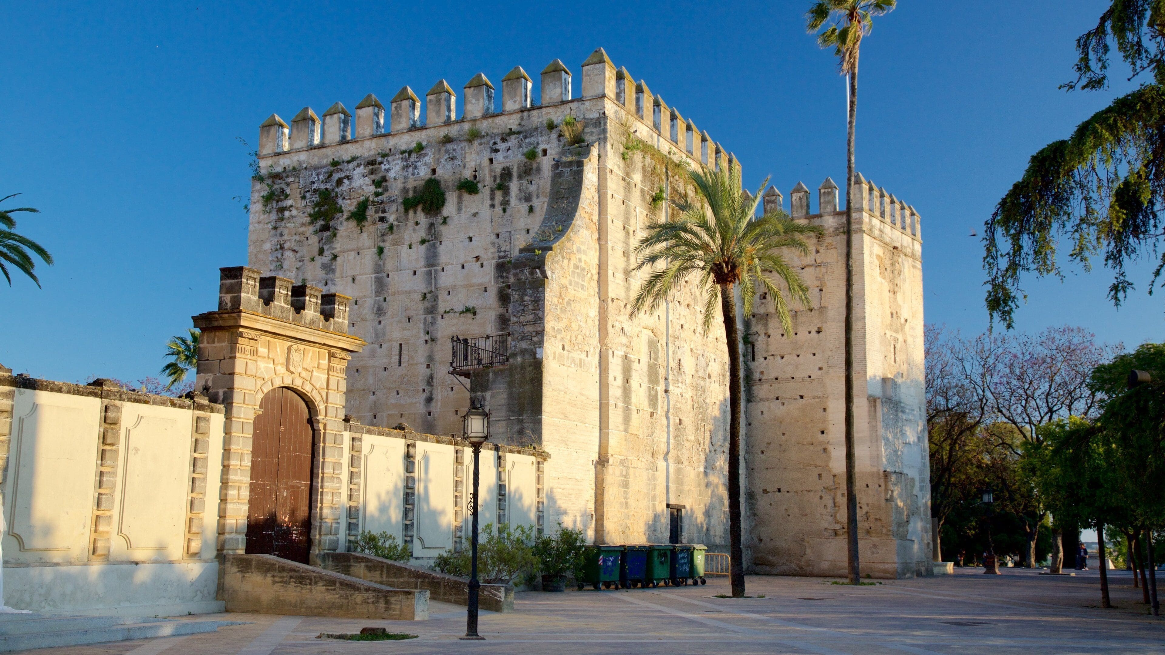 Alcazar Gardens featuring street scenes, a castle and heritage elements
