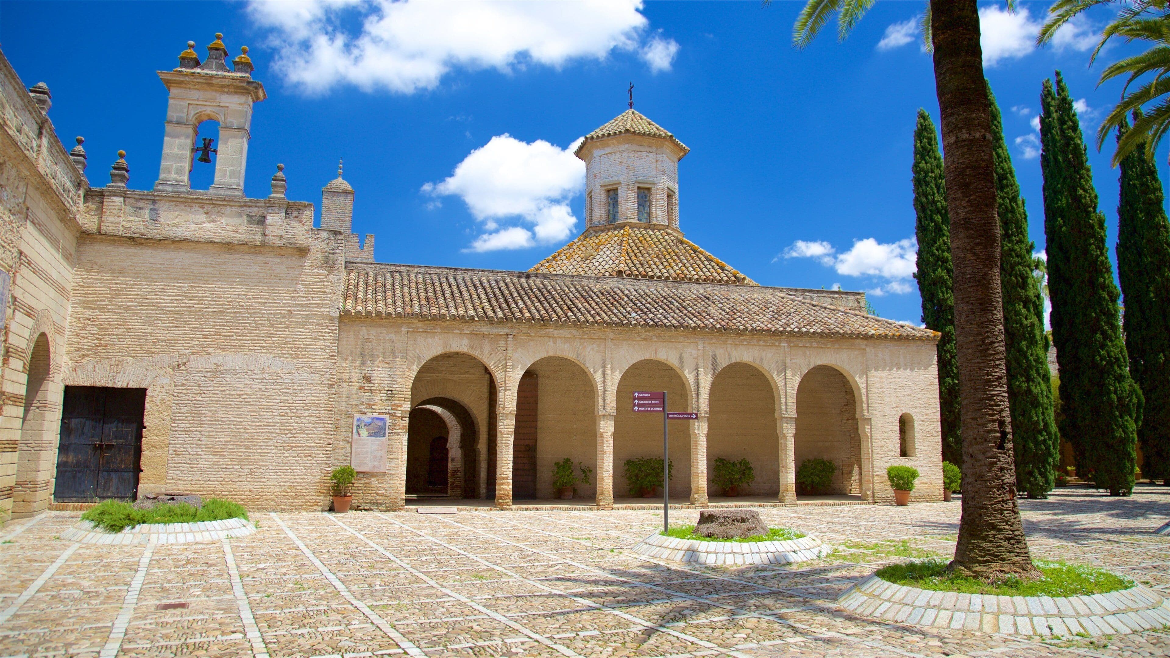 Jardines del Alcázar mostrando un parque o plaza y elementos del patrimonio