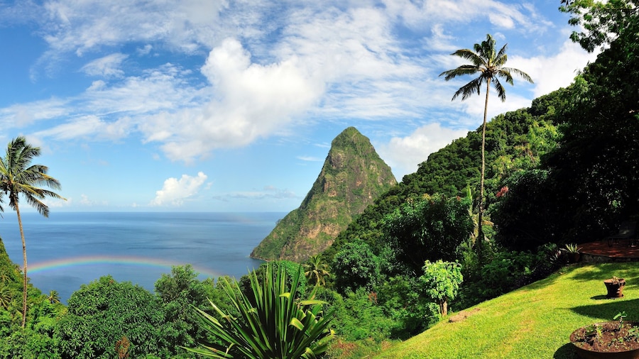 Rainbow forms by the Piton