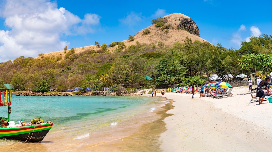 Strand von Pigeon Island auf der Insel St. Lucia. Eine tropische Insel mit Sandstrand, blauer Himmel und ein Boot im Vordergrund, Panorama.