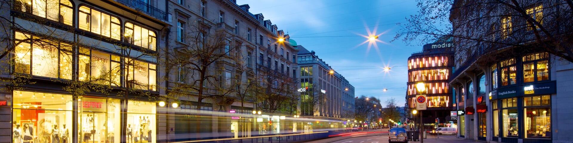 Bahnhofstrasse qui includes scĂšnes de rue et ville