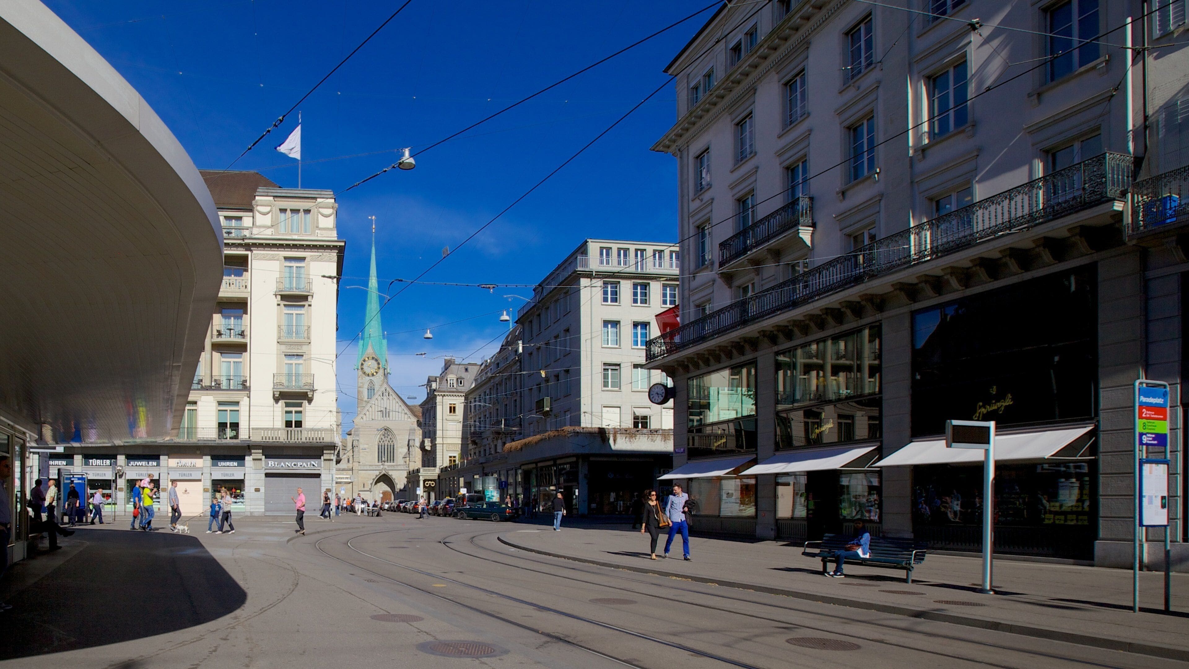 Paradeplatz welches beinhaltet Straßenszenen, Stadt und Kirche oder Kathedrale