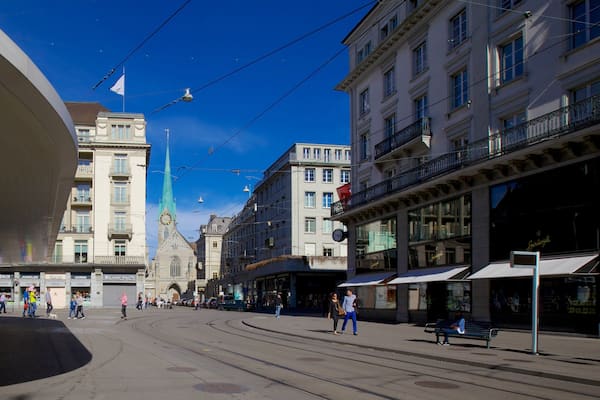 Paradeplatz welches beinhaltet StraĂenszenen, Stadt und Kirche oder Kathedrale