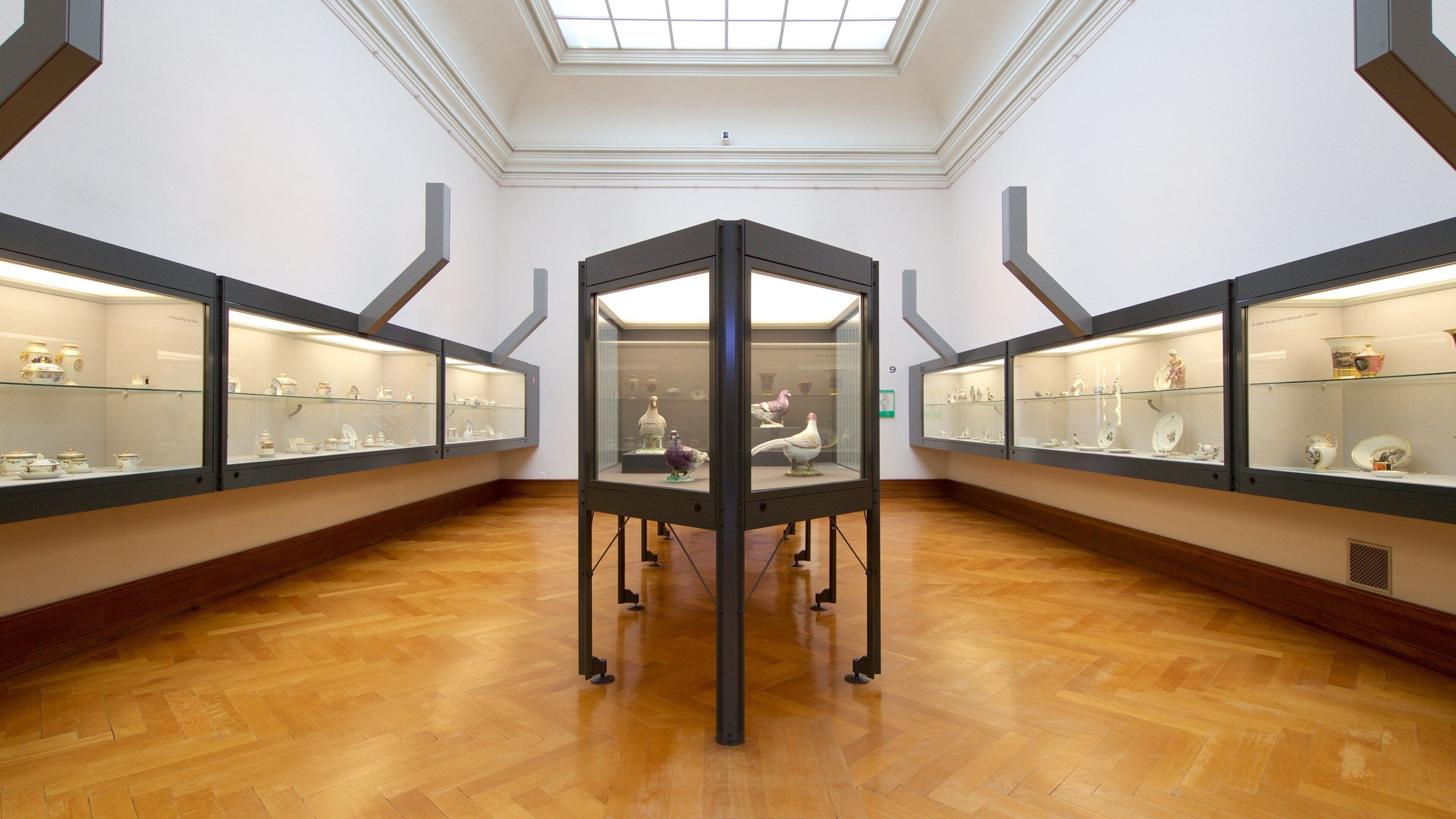 Ariana Ceramics and Glass Museum showing interior views