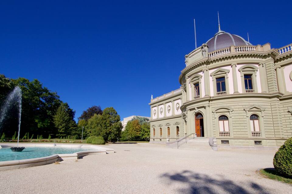 Un bâtiment historique doté d’une fontaine et de jardins magnifiquement entretenus.