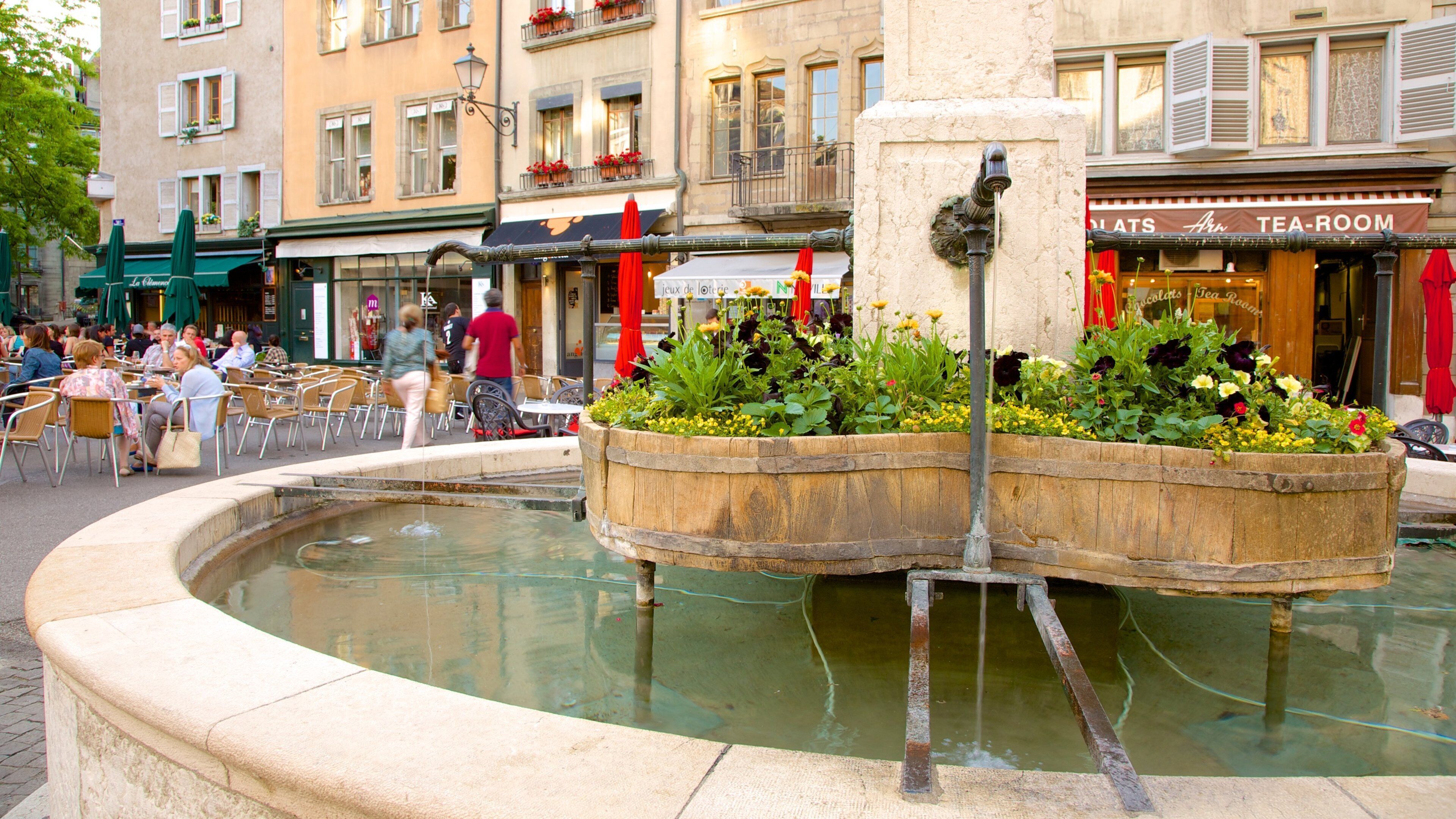 Plaza de Bourg-de-Four mostrando una fuente