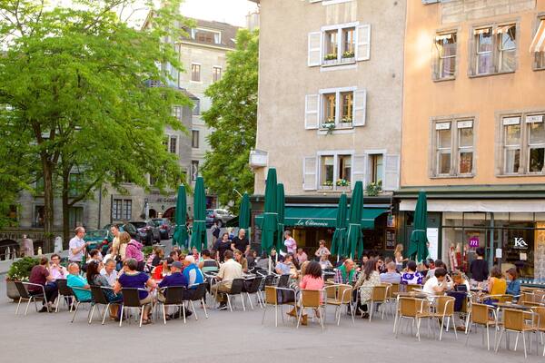 Place de Bourg-de-Four mit einem Straßenszenen, Essen im Freien und Café-Lifestyle