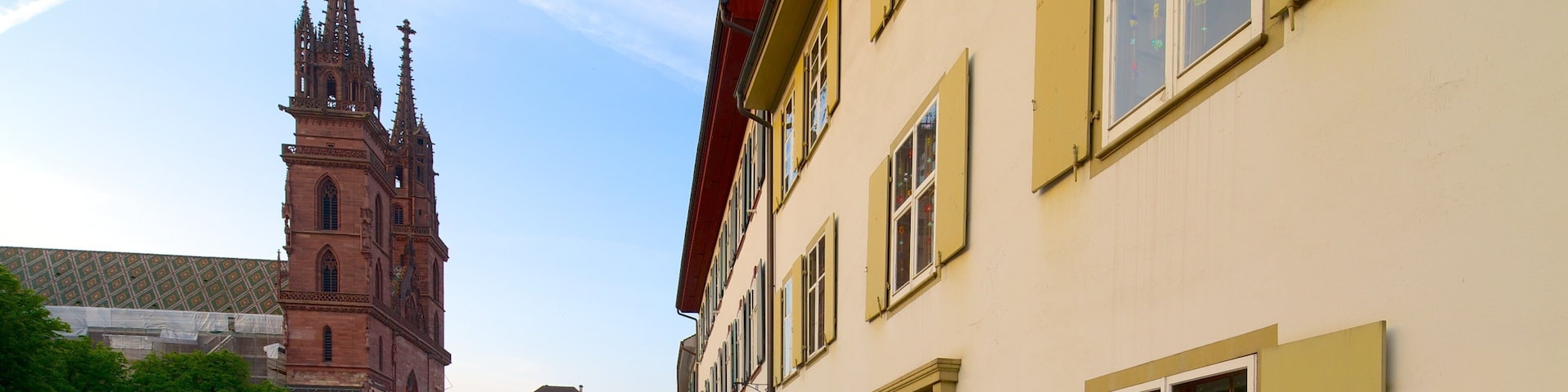 Basileia que inclui cenas de rua