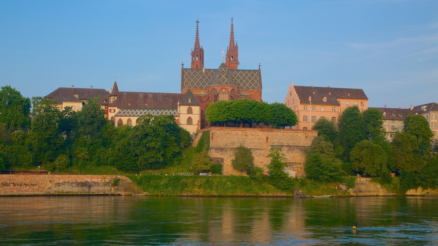 BĂąle montrant une petite ville ou un village et une riviĂšre ou un ruisseau