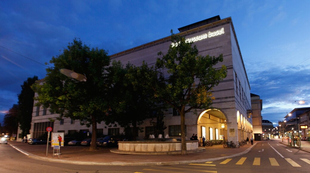 Kunstmuseum joka esittÀÀ yökuvat ja katunÀkymÀt