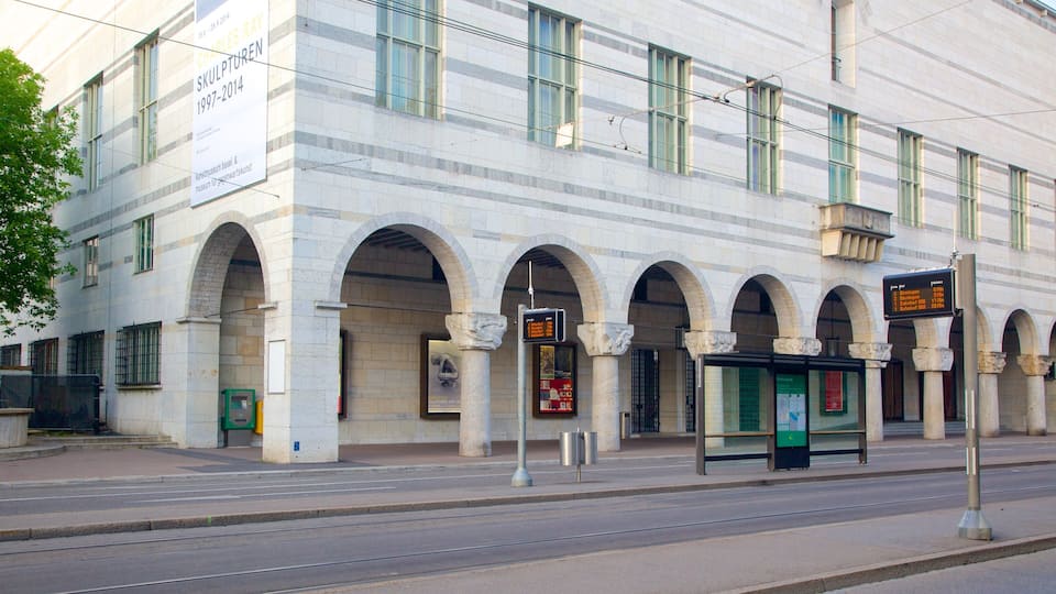 Un edificio de arquitectura clásica, con ventanas en arco y columnas.