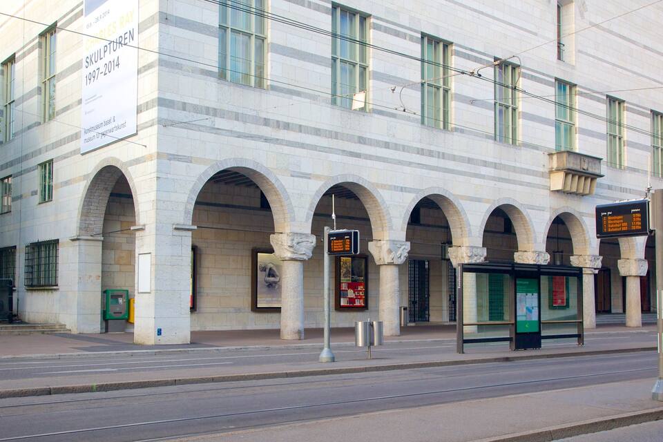 Un edificio de arquitectura clásica, con ventanas en arco y columnas.
