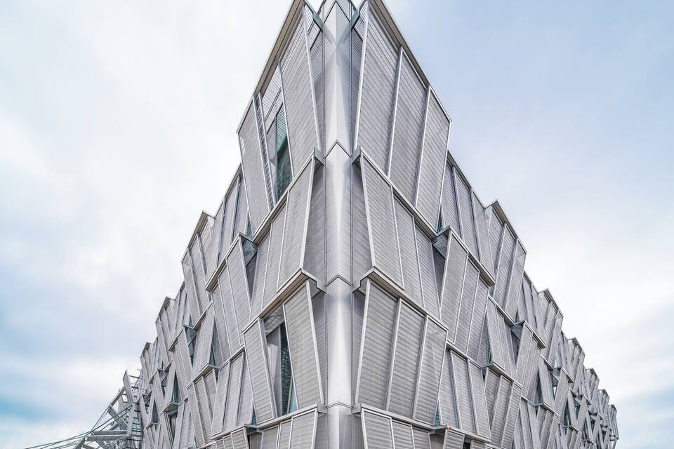Un edifici modern d'arquitectura amb un disseny angular únic.