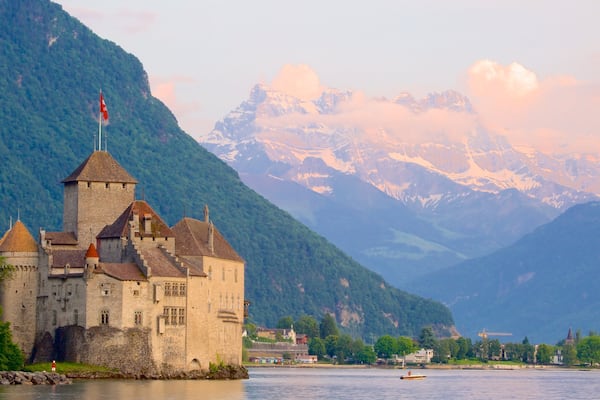 Schloss Chillon welches beinhaltet Berge, Palast oder Schloss und See oder Wasserstelle