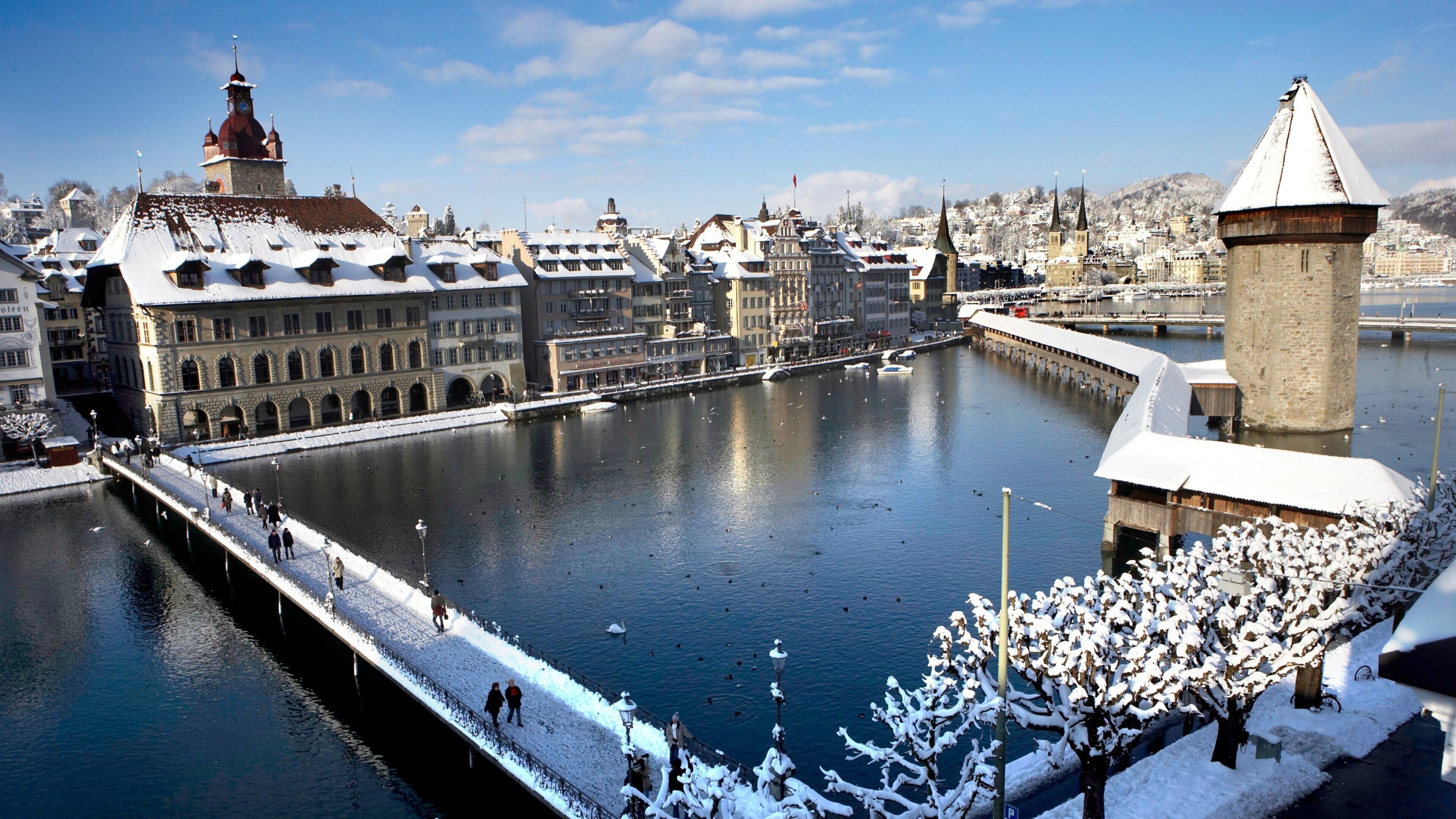Pont de Lucerne montrant ville, neige et patrimoine architectural