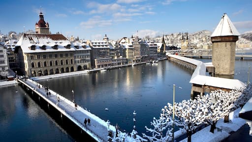 Pont de Lucerne montrant ville, neige et patrimoine architectural