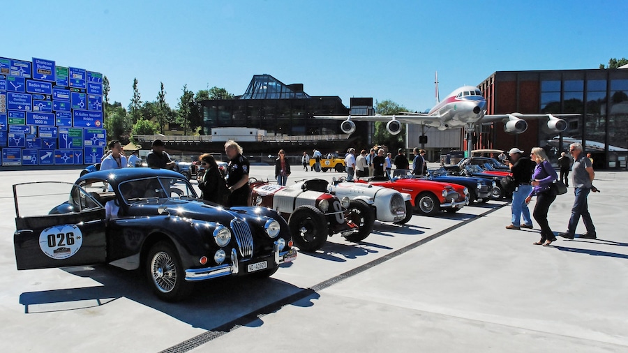 Musée du transport de la Suisse montrant avion et ville