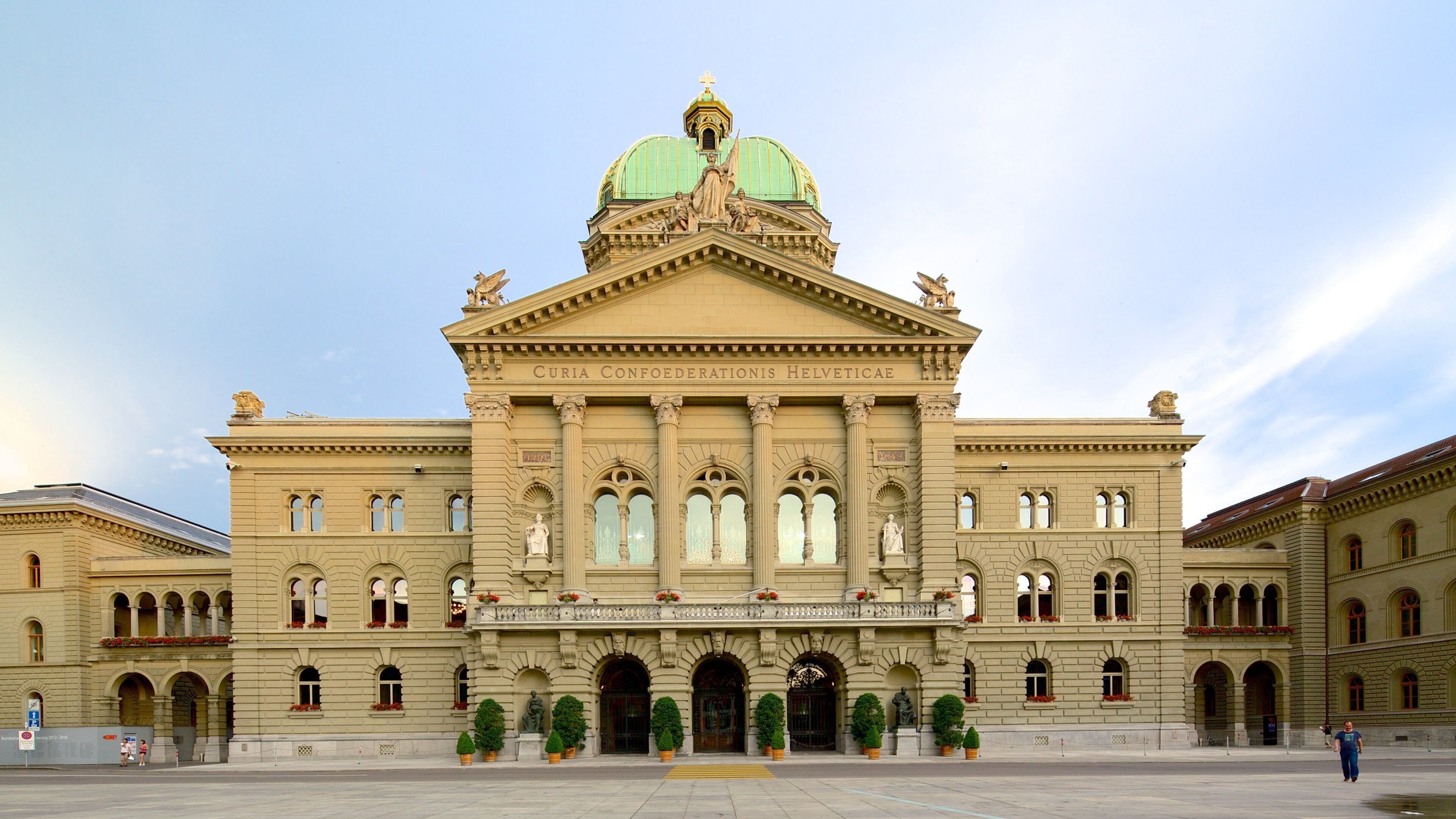 Federal Palace showing street scenes, an administrative buidling and heritage architecture