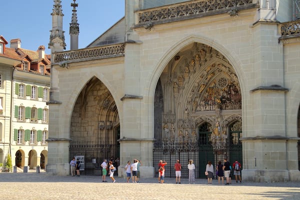 Eine historische Kathedrale mit aufwendigen gotischen Bögen und detaillierten Skulpturen.