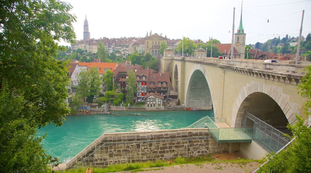 Fosa de los osos mostrando un pueblo, un puente y un río o arroyo