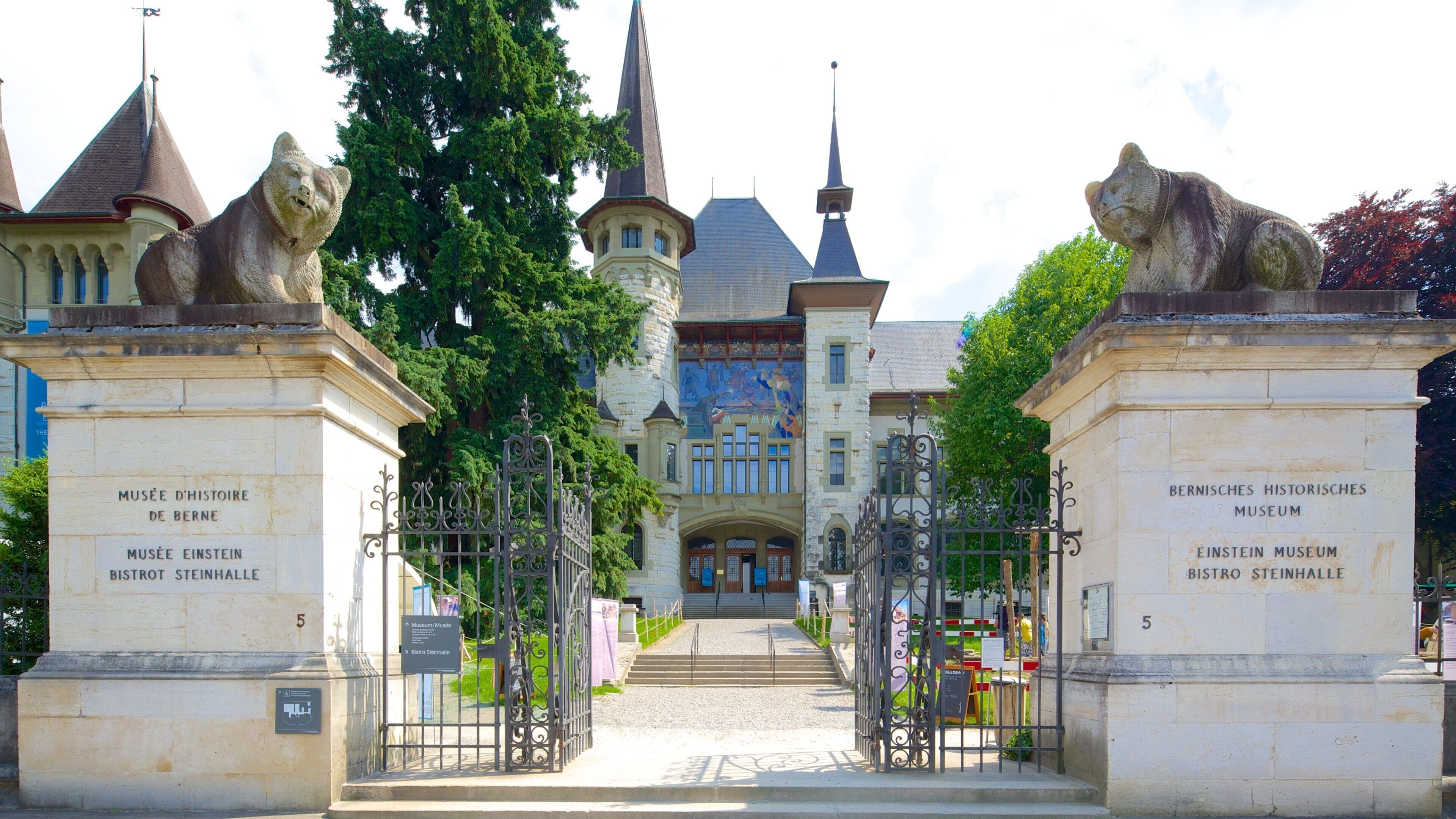 Musée historique de Berne mettant en vedette scènes de rue, patrimoine architectural et statue ou sculpture