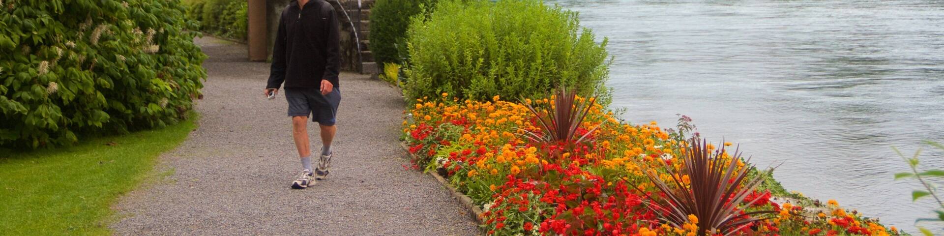 Schadaupark mit einem See oder Wasserstelle sowie einzelner Mann