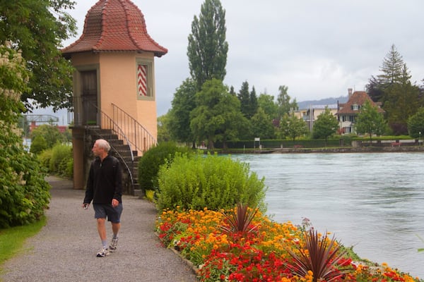 Schadaupark mit einem See oder Wasserstelle sowie einzelner Mann