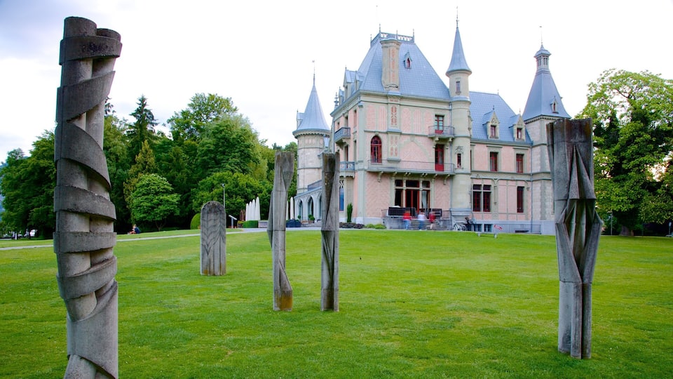 Schadaupark showing château or palace, a garden and outdoor art