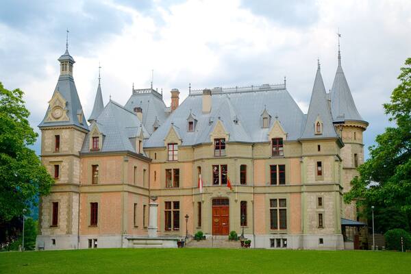 Schadaupark das einen Garten, Burg und historische Architektur