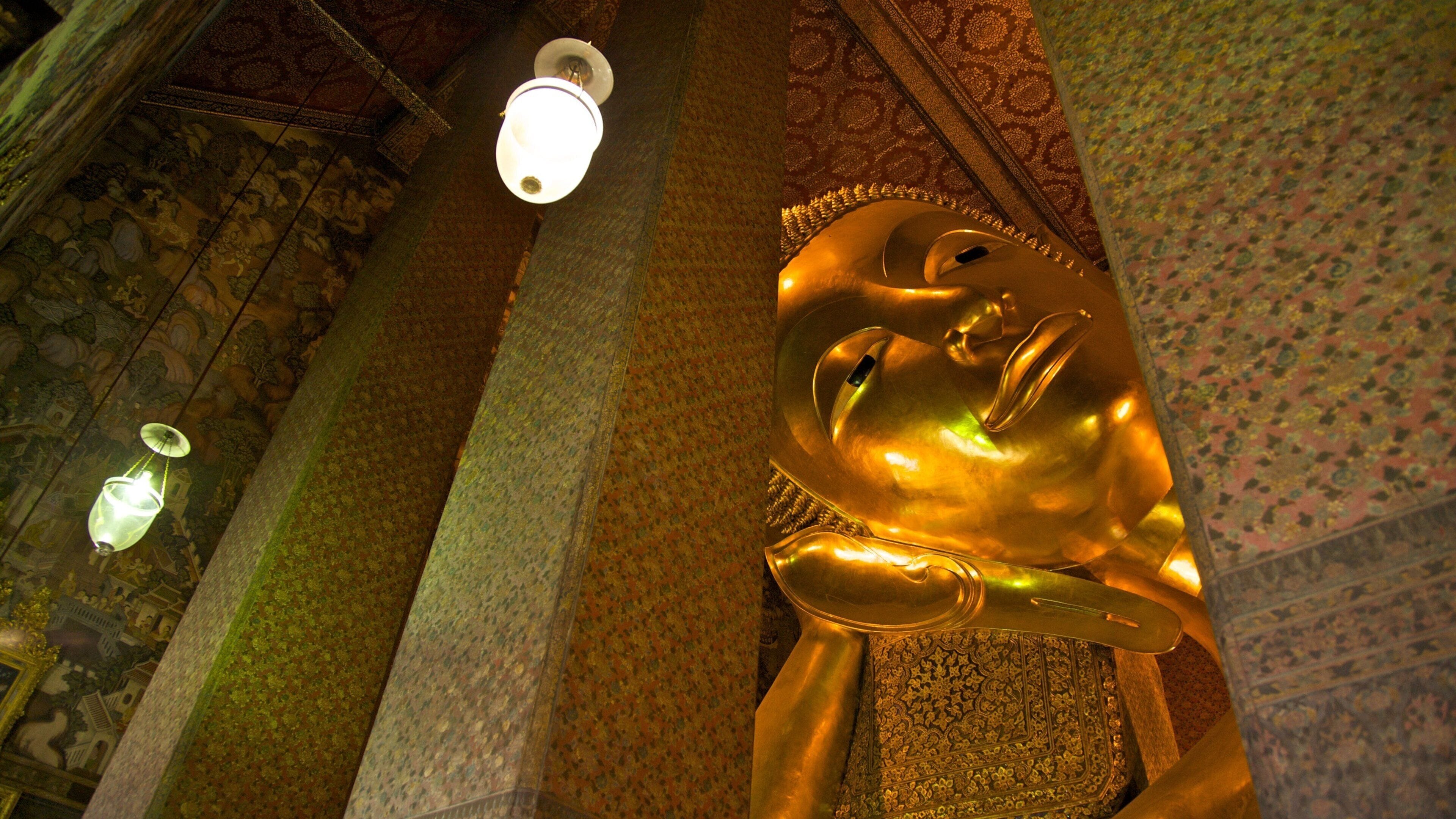 Temple Wat Pho mettant en vedette vues intérieures et éléments religieux